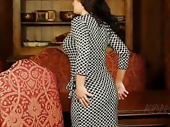 Lepota opravlja seksi striptiz