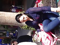 Vroče milf v odklon bluzo