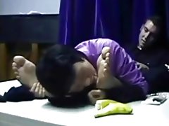 Kitajski milf obožuje moške noge