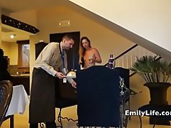 Gola dekleta odprta vrata za postrežba