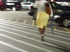 Široke boke, milf tesen rumeno krilo...