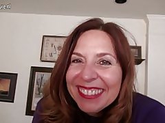 Poredni ameriška mama igra sama s sabo