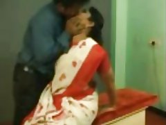 Indijski Tetkica, ki imajo spolne odnose na delovnem mestu